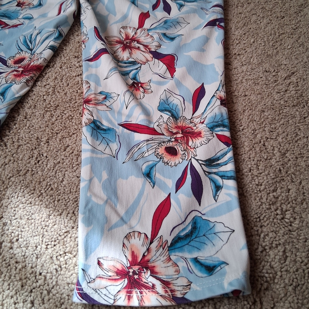 Floral Print Capris - Picture 7 of 9